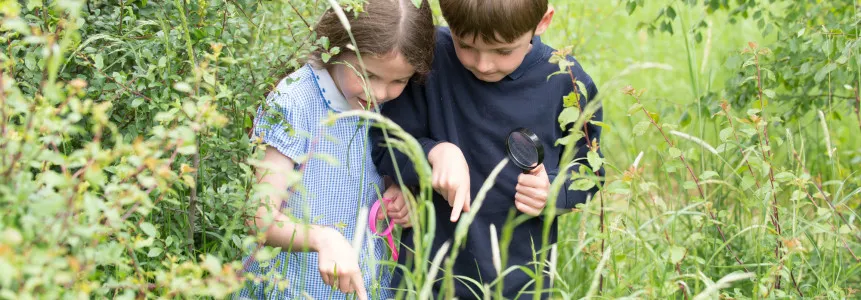 children-with-magnify-glass